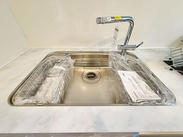大きな調理器具や食器類もゆったり洗えるシンクです。