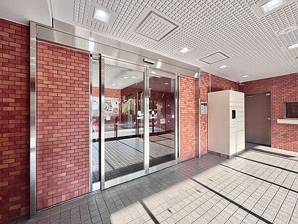 外と内をつなぐエントランスは、まさに顔となる場所。シンプルながらも上質な空間を作り出します。