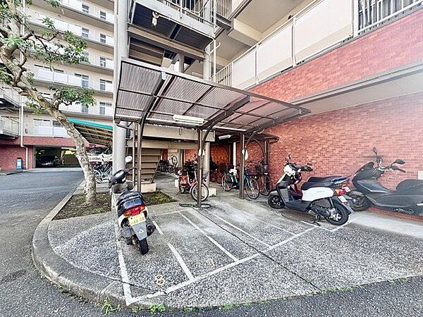敷地内バイク置場。