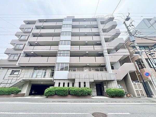 毎日を心地よいと感じられる理想的な暮らしをデザイン。落ち着きのある上質な空間へといざないます。
