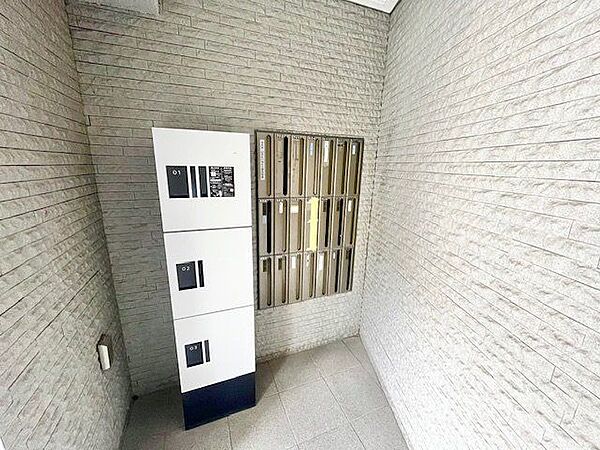 宅配ボックス完備。お仕事やお出かけで荷物が受け取れない時も大変便利です。