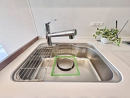キレイなお水がいつでも安心して飲める浄水器付。