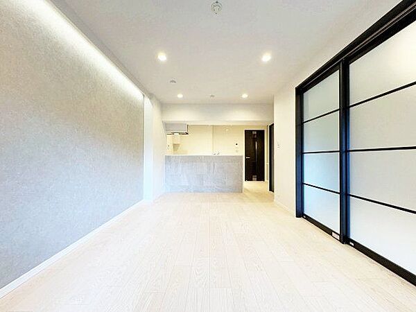 ダイニングとリビングを使い分けしやすいスクエアな空間。心満たされる、そんな美しい空間です。