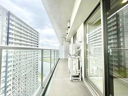 くつろぎの空間を演出するバルコニー。開放感と爽やかな風を感じていただけると思います。