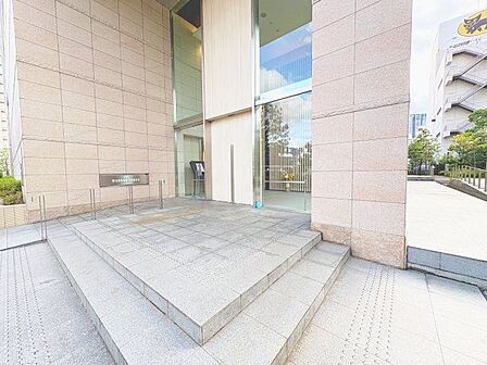 街の環境と住む人の暮らしを第一に考え創り出された、こだわりのエントランス空間。