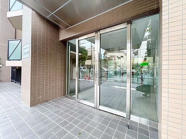 無駄のないすっきりとしたアプローチ。ゆとりある落ち着いた住空間へと誘います。