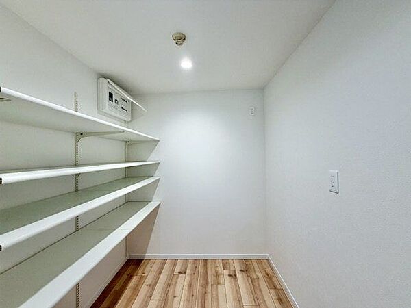 食品のストックなどを収納できるパントリー。キッチンがすっきりと片付きます。