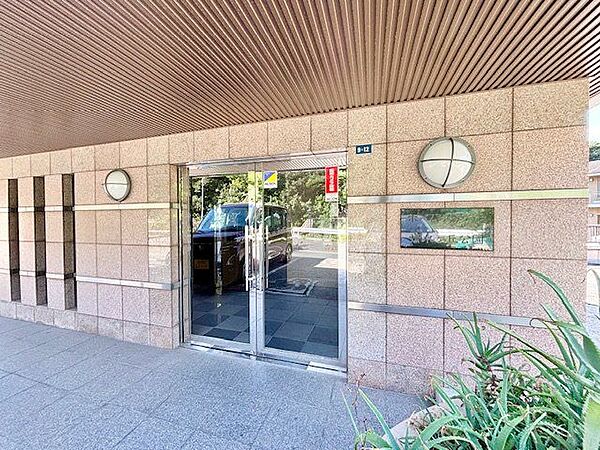 落ち着きのある温かな風情のエントランスは、訪れる方々を優しく包み込み、心地よい空間を演出しています。