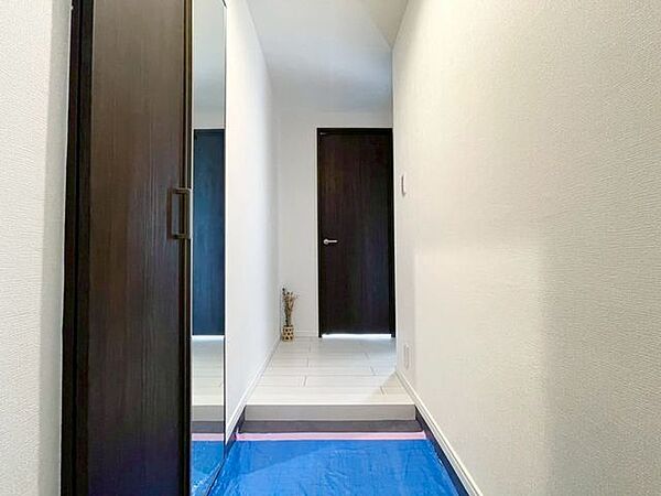 お出掛けの際も帰宅の際も気持ちが良いすっきりとした印象の玄関。