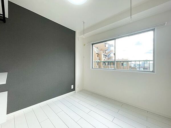 シンプルでさりげないコントラストが、寝室を安らげる落ち着いた空間にしてくれます。