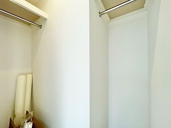 二面にハンガーパイプのある頼もしい大きさのウォークインクローゼット。