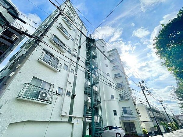 街並みに自然と馴染む色を基調とした外観は、温かみのある色合いが全体を包み、やさしい雰囲気を感じます。