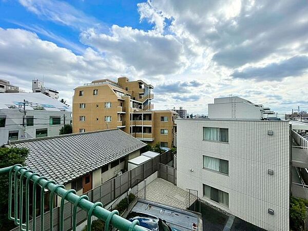 正面の建物とは距離が取れており、開放感と爽やかな風を感じていただけると思います。