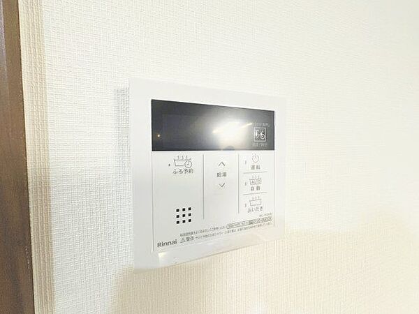 キッチンに給湯パネルを設置しました。洗い物時もお湯を簡単にご使用いただけます。温度調節もラクラク♪
