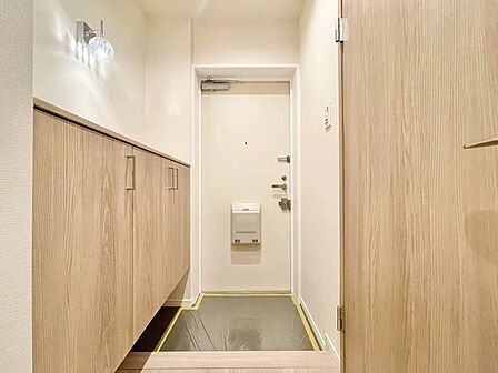毎日出入りに使う玄関は外出する時は爽やかに、帰宅するときはホッとする落ち着いた空間へ。