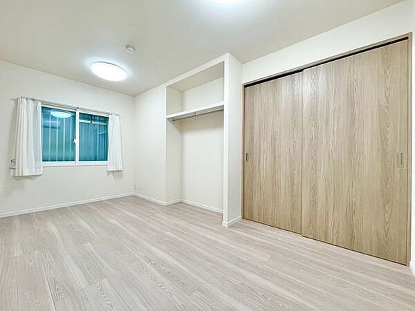 一日の疲れをいやしてくれる主寝室。時を忘れて過ごす場所として過ごせるお部屋。