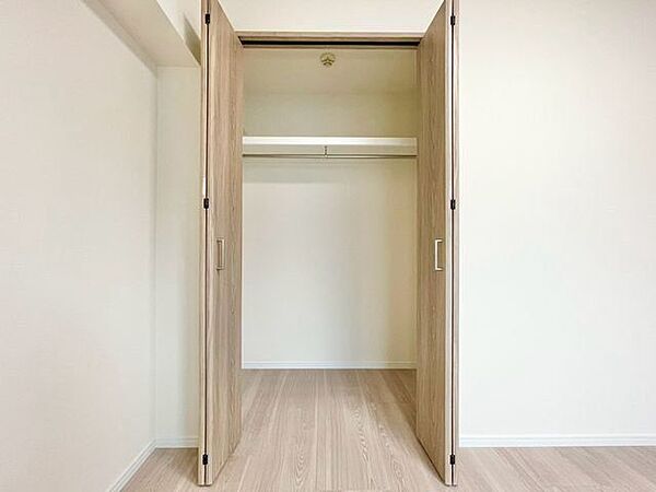 各居室に収納スペースをご用意。タンスなどを置かなくてもいいので、お部屋を広く使うことができます。