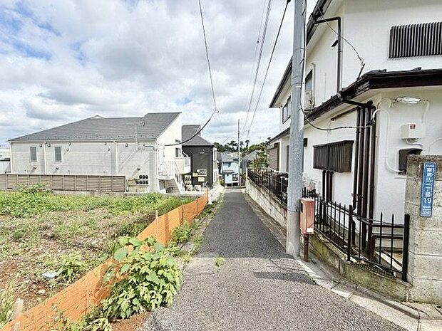 住人以外の車の進入も少なく、小さなお子様を持つご家庭にも安心。