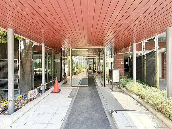 落ち着きのある温かな風情のエントランス。快適な日々を叶えるための舞台が広がっています。