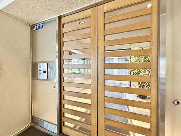 エントランスにオートロックが導入されており、関係者以外の不要な立ち入りを防ぎます。
