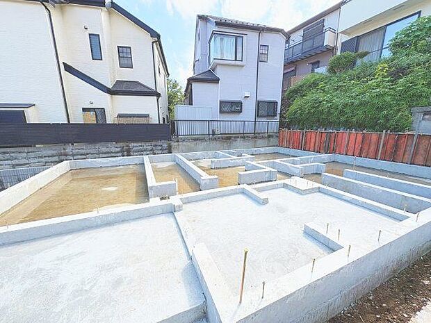 小学校・公園至近で生活環境が整っており、子育てにも便利な立地。