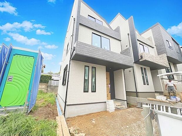 お買い物に便利な周辺環境で、オフの時間も快適に過ごせます。(空の加工を生成AIで行っています。)