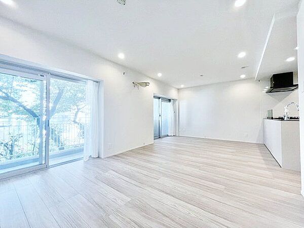窓から入る光と温もりある木が調和されたやわらかなリビング空間。