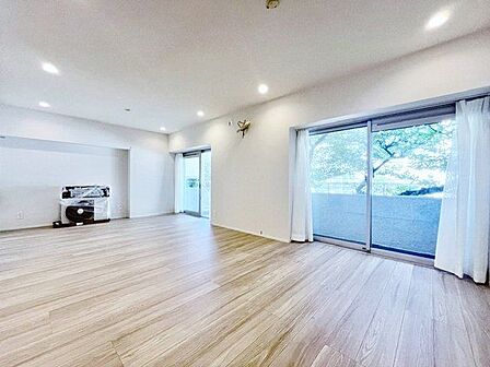 ゆったりとした空間設計で心地よさが広がるリビング。家具の配置も自由自在。