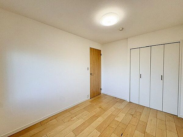 ナチュラルカラーのフローリングのお部屋は、温かみを感じさせリラックスをもたらす効果があります。