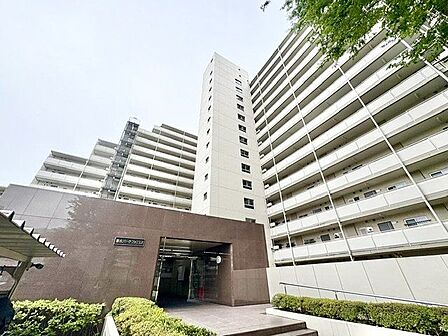 時代の移ろいを重ね、趣きのある風情が浮かび上がる佇まいのマンションです。