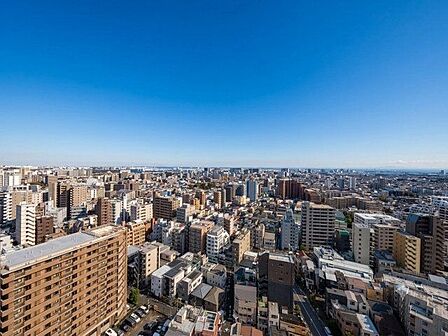 眺望の良さはタワーマンションの醍醐味です。青空も、夜空も独り占めできます。