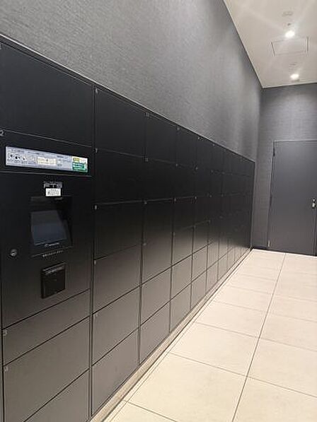 お仕事やお出かけで荷物が受け取れない時も大変便利な宅配ボックス完備。