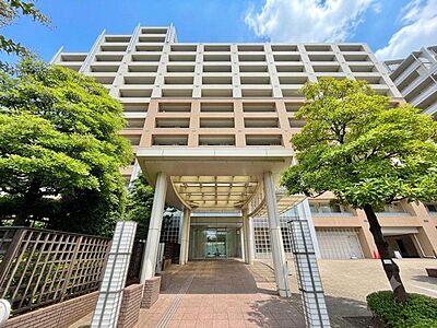 外観:洗練されたデザインと機能性が織りなすこだわりの住空間。ゆったりとした時間をお過ごしください。(空の加工を生成AIで行っています) 外観:洗練されたデザインと機能性が織りなすこだわりの住空間。ゆったりとした時間をお過ごしください。(空の加工を生成AIで行っています)