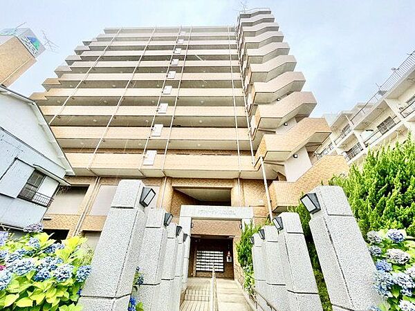 環境に調和した気品漂う外観。落ち着きのある上質な空間へといざないます。