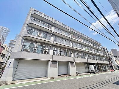 外観：時代と共に変わりゆく街並みと、住む人の変わらない思いを融合。（空の加工を生成AIで行っています）