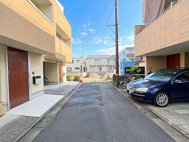 お住まい探しの中で是非チェックして頂きたいのが、前面道路の交通量と安全性、周辺の幹線道路の状況等です。(空の加工を生成AIで行っています)