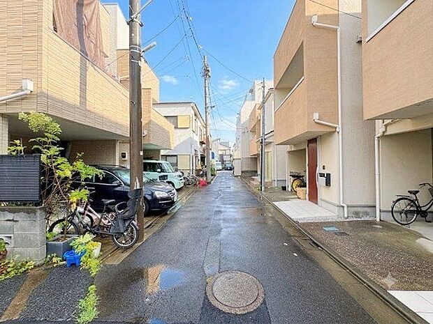 車での移動が多い場合は幹線道路へのアクセスのしやすさは重要。スムーズに駐車できるかもご確認ください。(空の加工を生成AIで行っています)