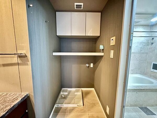 洗濯機置き場の上部には、収納棚があります。物が溢れるサニタリーには重宝する収納です。
