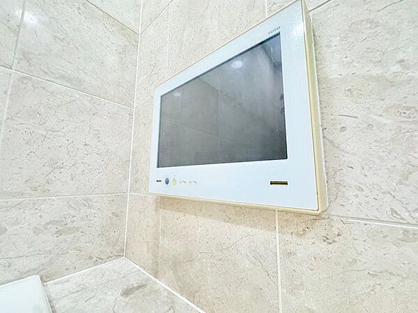 ただ寛ぐだけでなく、浴室ＴＶつきだから、湯舟に浸かりながら見るＴＶ番組が楽しみの一つ。