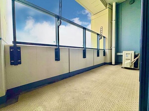 暮らしの中で光と風を演出してくれるバルコニー。見事なまでの開放的な空間を演出します。(空の加工を生成AIで行っています)