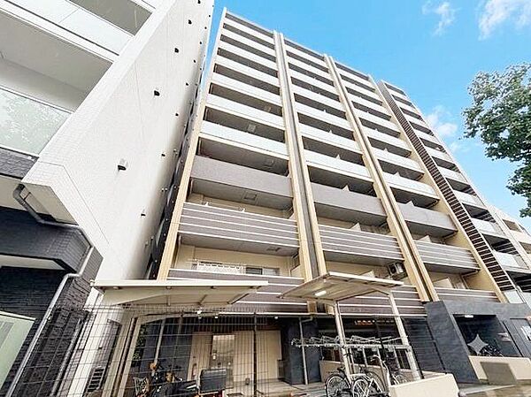 爽やかな青空の下に贅沢なほどに降り注ぐ陽光、豊かな居住性。クオリティが見事に調和した住空間。（空の加工を生成AIで行っています）