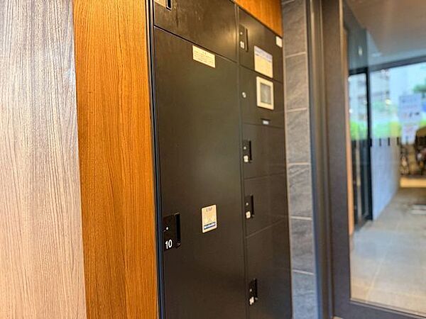 お仕事やお出かけで荷物が受け取れない時も大変便利な宅配ボックス完備。