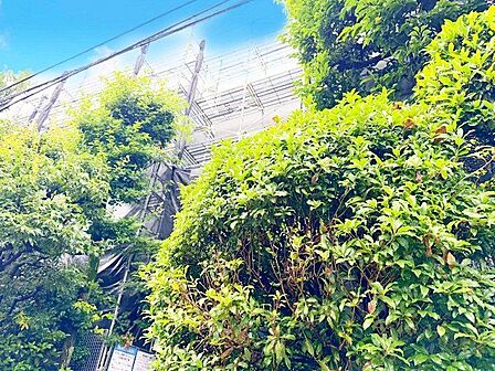 休日にショッピングを愉しんだり、美味しいものを食べたり、そんな彩りある暮らしが享受できる立地。(空の加工を生成AIで行っています)
