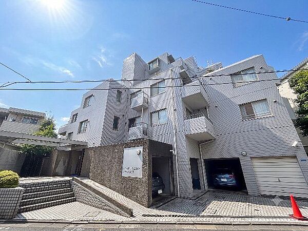 流行に左右されず、将来にわたって価値が継続する上質な佇まい。街に新たな価値をもたらし続けてくれます。(空の加工を生成AIで行っています)