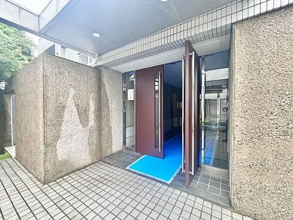 格調高いデザイン性を持つ玄関は、住む方のプライドを満たすクオリティ。訪れる方を優しく迎えます。