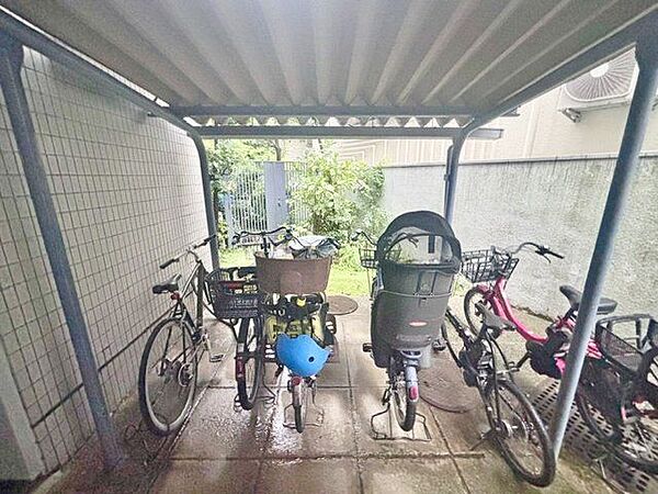 平置き駐輪場なので、重量のある電動自転車や子供乗せ自転車もラクラク出し入れできます。