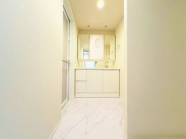 清潔感のある色合いのプライベート空間は、身だしなみチェックや肌のお手入れに最適です。