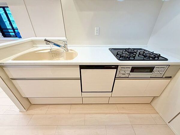 暮らしの中で輝き続けるキッチン。日々の調理を快適にサポート。あなたの暮らしに寄り添うキッチンです。