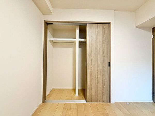 充分な収納スペースを確保。居室内に余計な家具を置く必要がないので、シンプルですっきりとした暮らし。