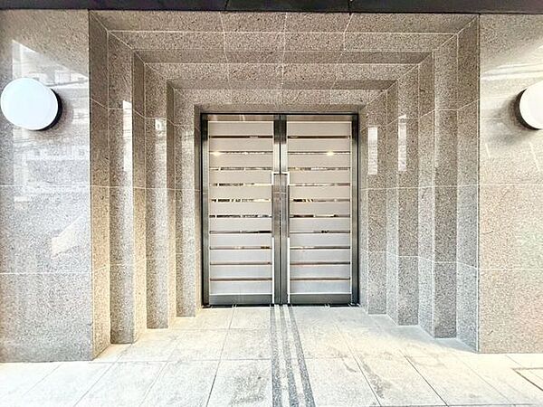 格調高いデザイン性を持つエントランスは、住む方のプライドを満たすクオリティ。